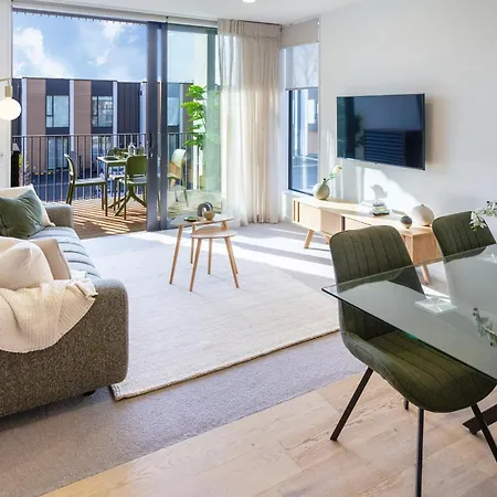 Warm Central City Apartment With 2 Free Carparks